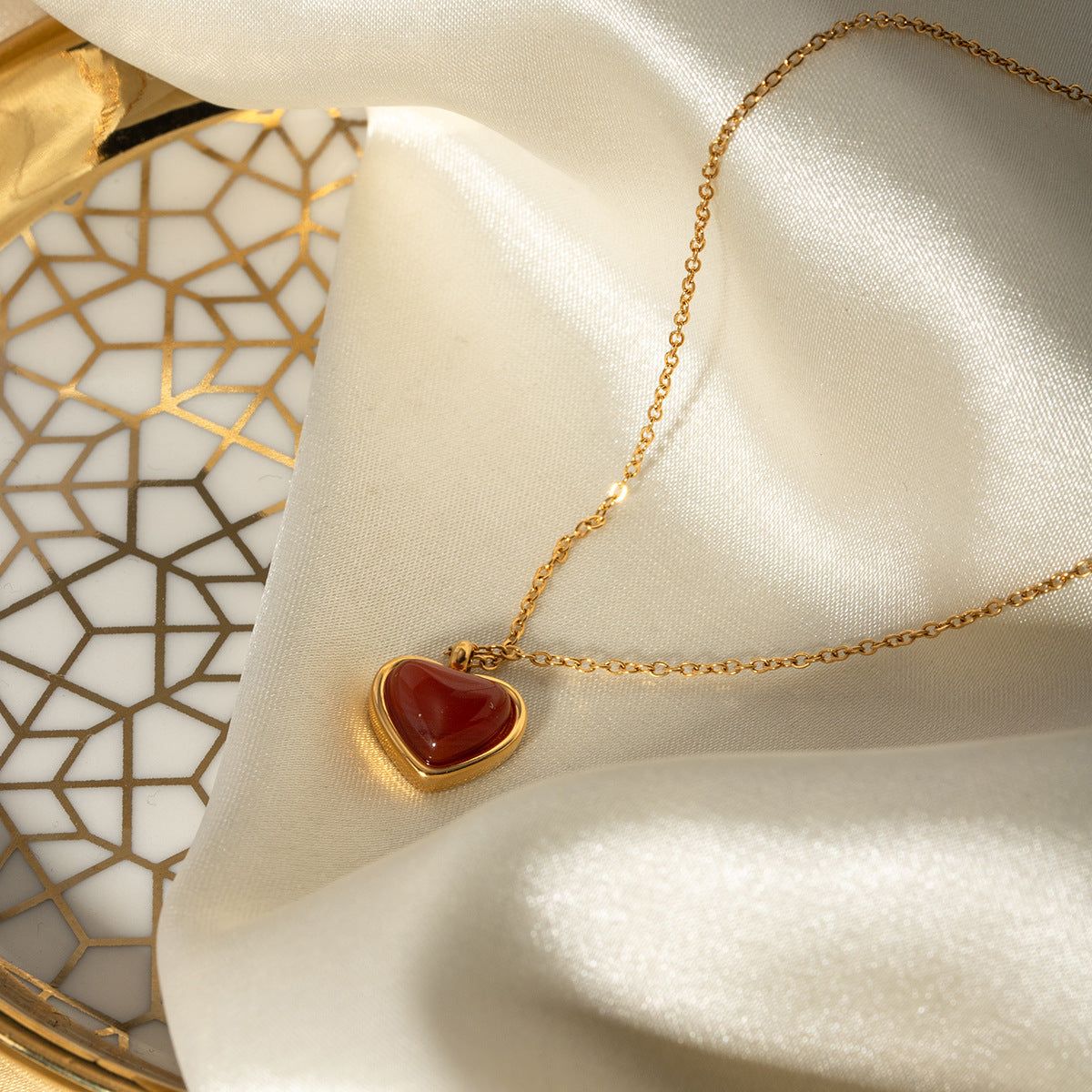 Seductive Cecily Elegant Gold Heart Necklace