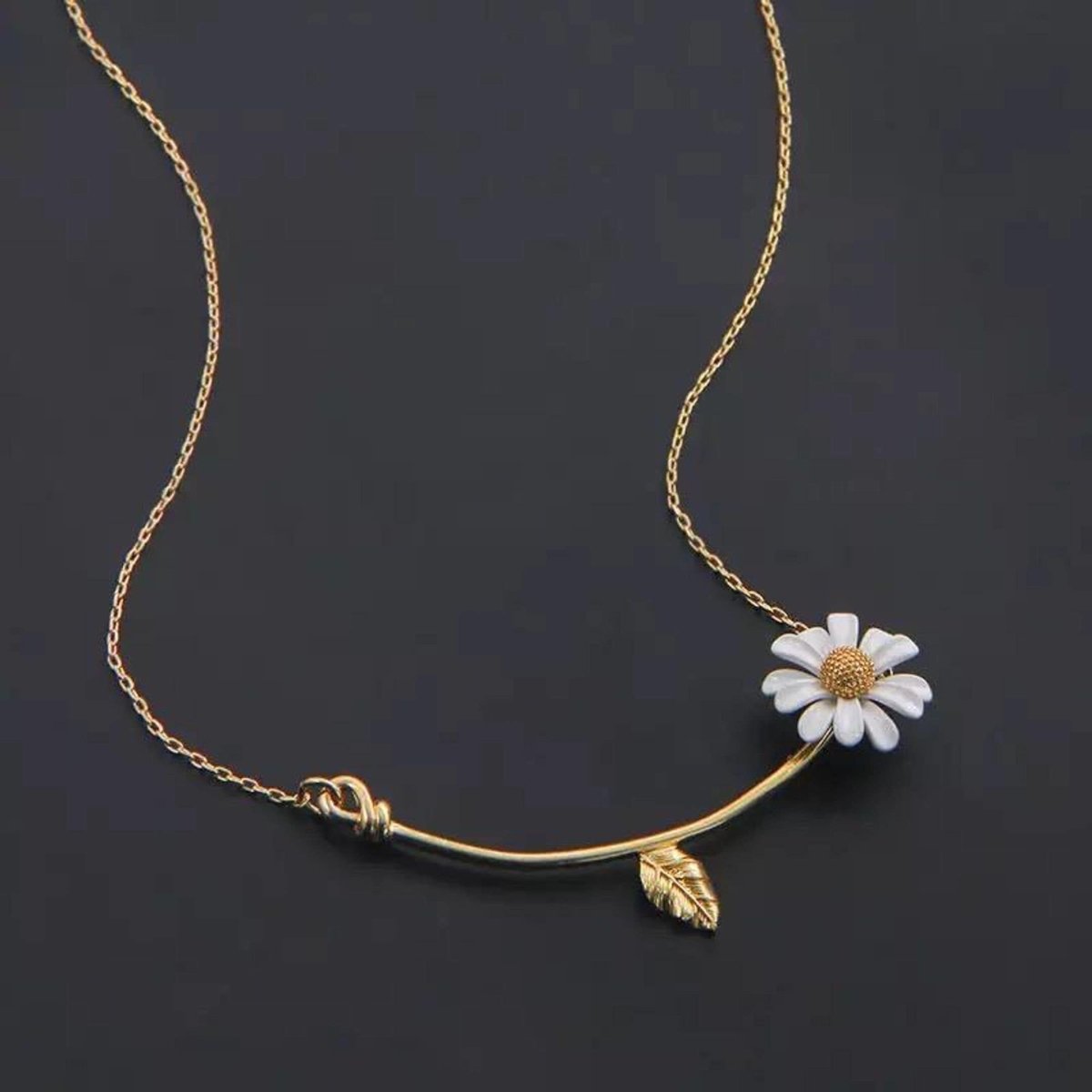 Nature Inspired Daisy & Leaf Delicate Look Necklace