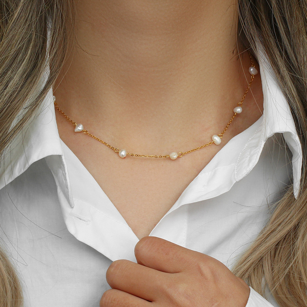 Sophisticated Gold Pearl Necklace