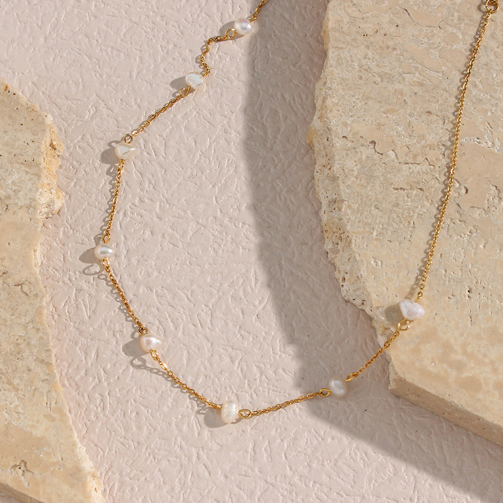 Sophisticated Gold Pearl Necklace