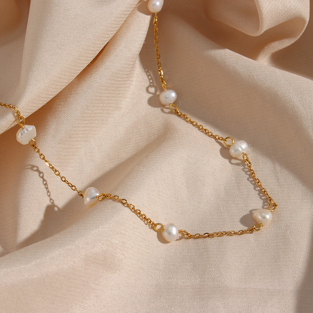 Sophisticated Gold Pearl Necklace