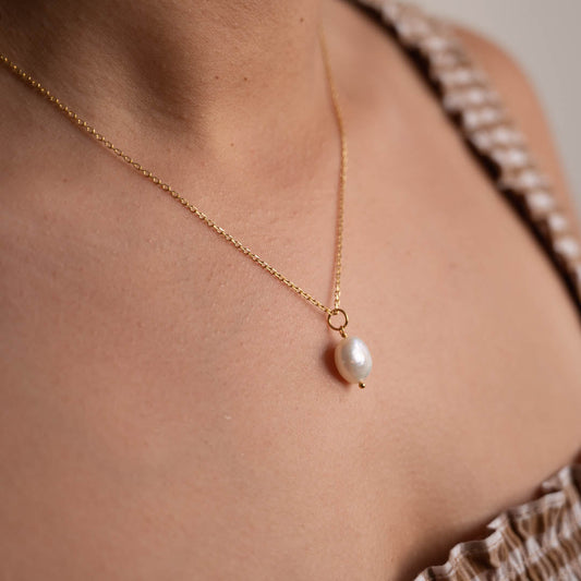 Sparkling Pearl Pendant Gold Necklace