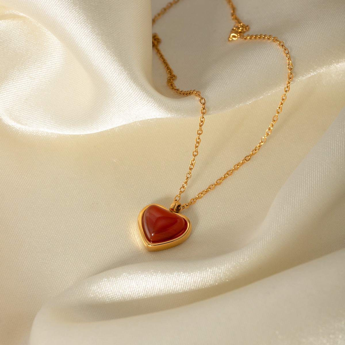 Seductive Cecily Elegant Gold Heart Necklace
