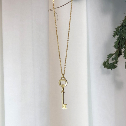 Elegant Gold Key Pendant Necklace