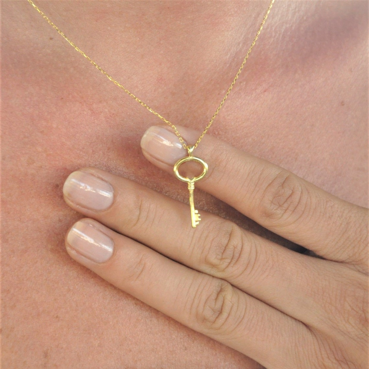 Elegant Gold Key Pendant Necklace
