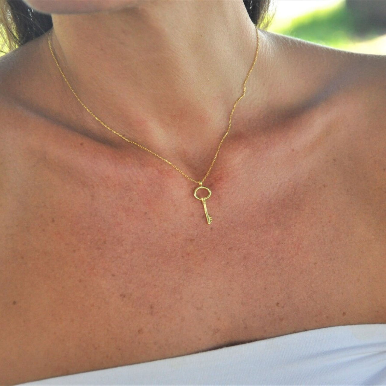 Elegant Gold Key Pendant Necklace