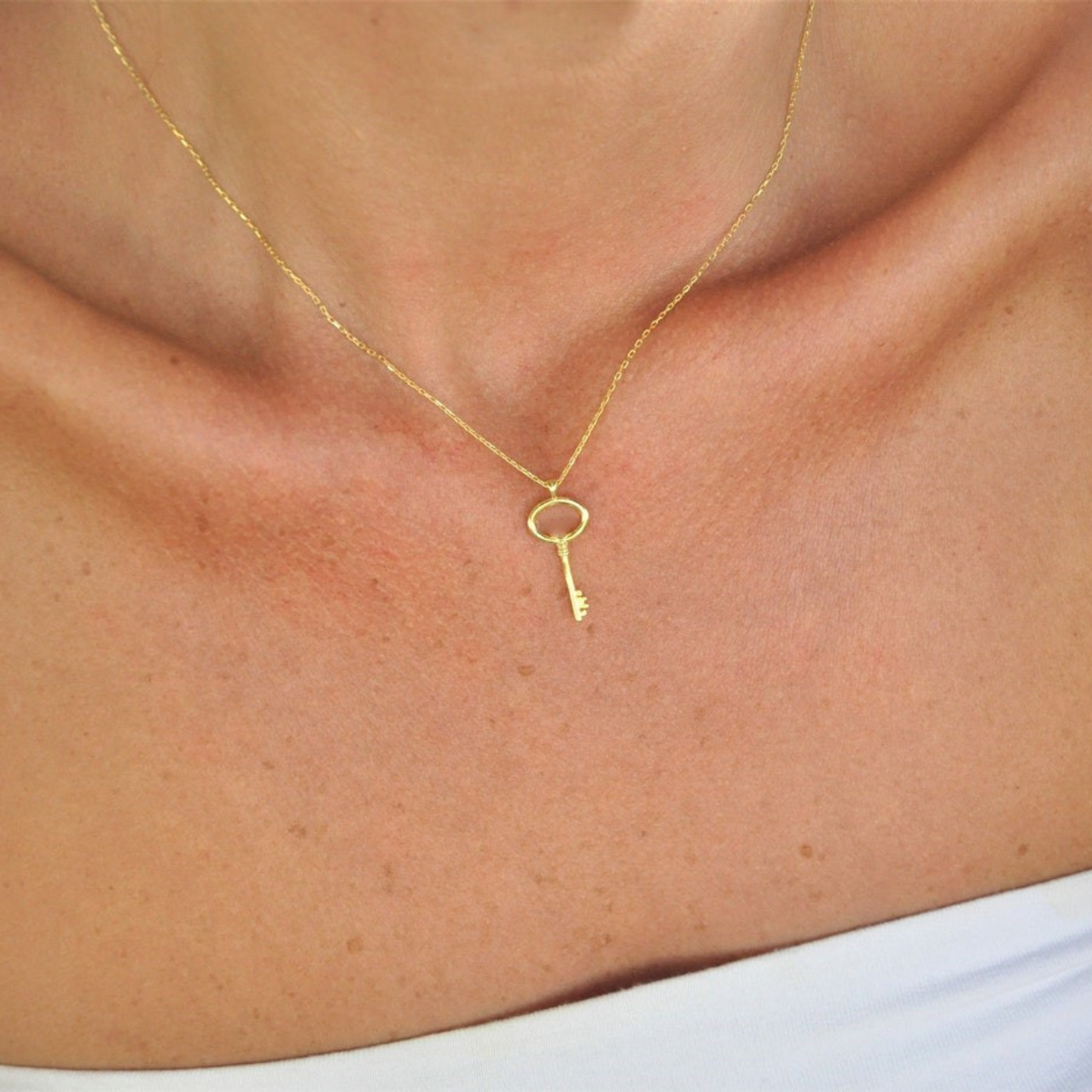 Elegant Gold Key Pendant Necklace