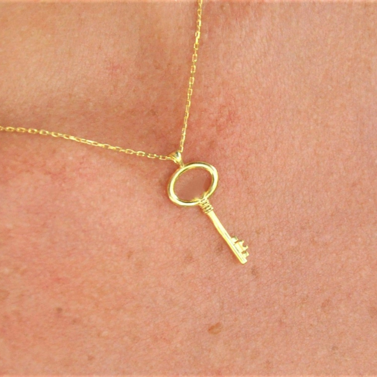 Elegant Gold Key Pendant Necklace