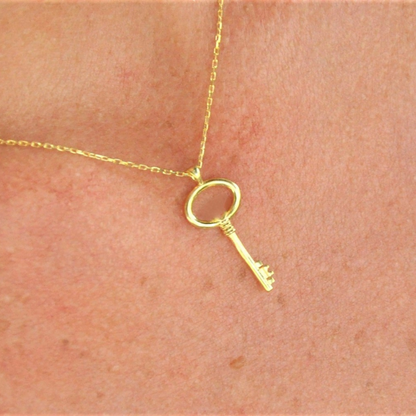 Elegant Gold Key Pendant Necklace