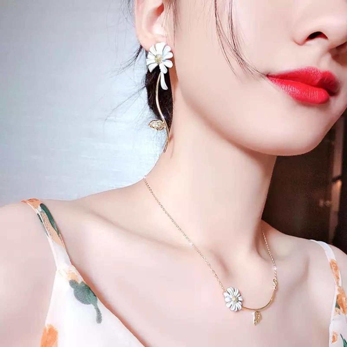 Nature Inspired Daisy & Leaf Delicate Look Necklace