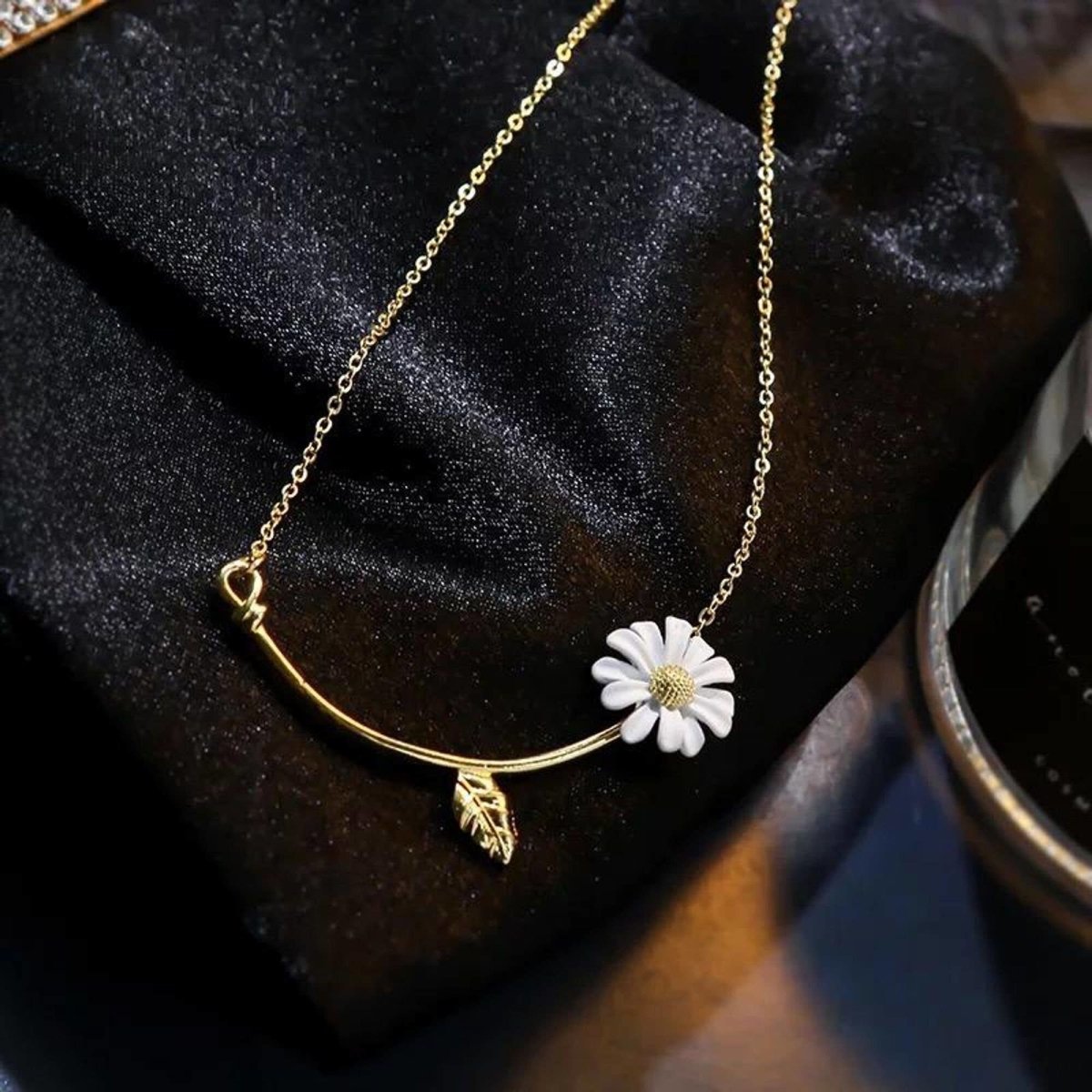 Nature Inspired Daisy & Leaf Delicate Look Necklace