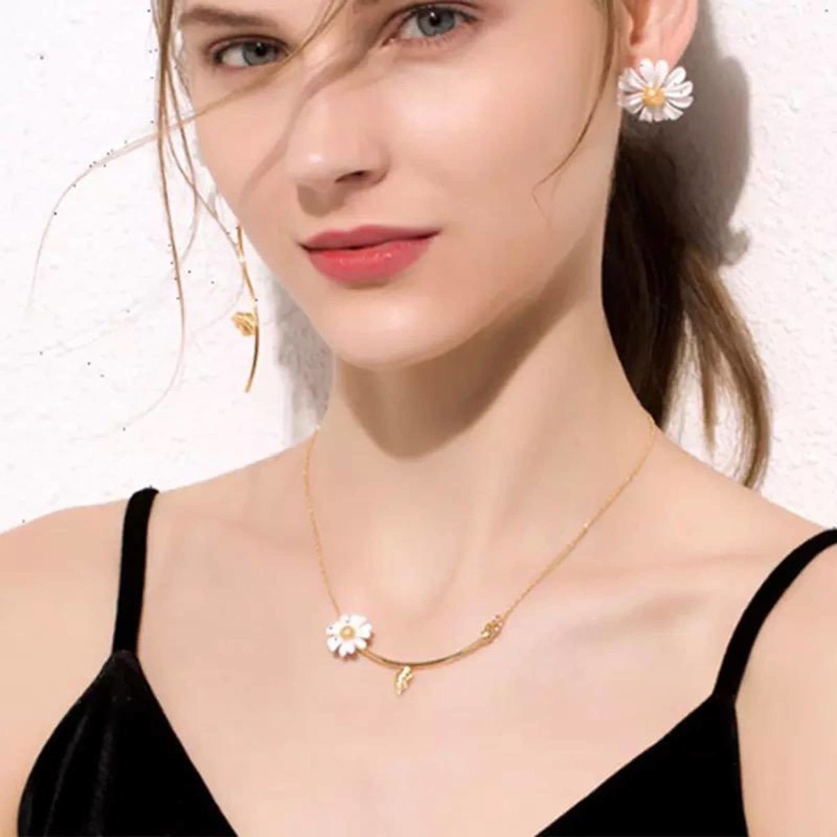 Nature Inspired Daisy & Leaf Delicate Look Necklace
