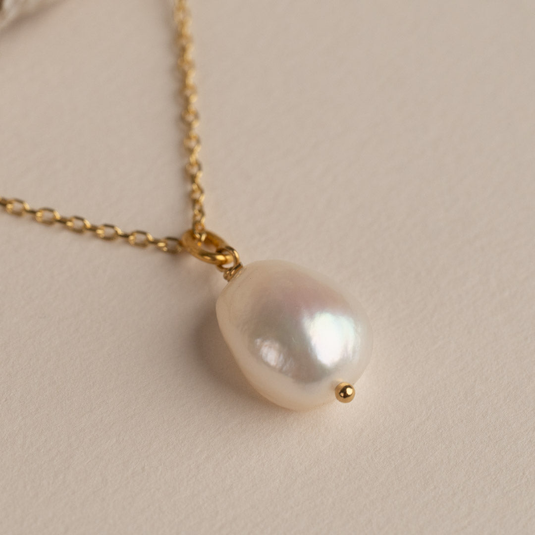 Sparkling Pearl Pendant Gold Necklace