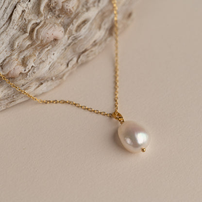 Sparkling Pearl Pendant Gold Necklace